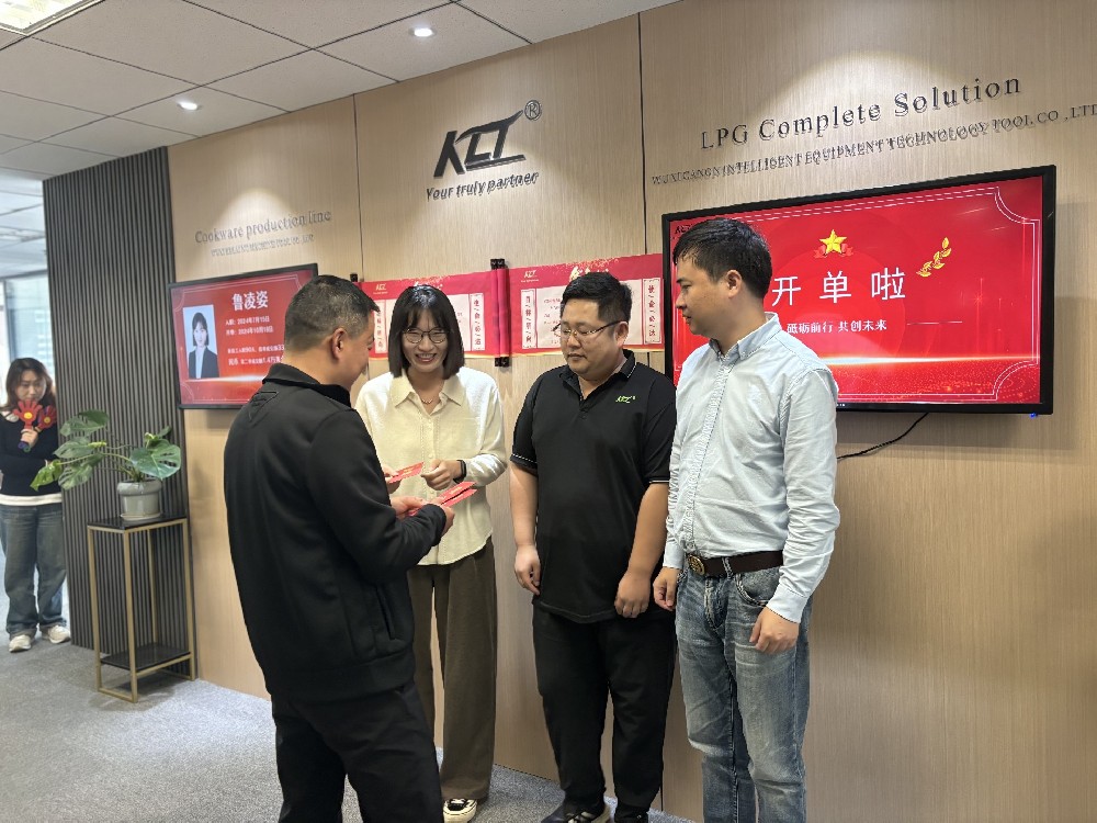 喜報(bào)！業(yè)務(wù)部新人試用期成功開(kāi)單，業(yè)績(jī)驕人！?